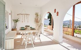 White Villa Near The Blue Beach